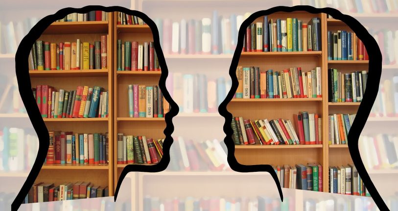 Bildnachweis: geralt, Pixabay 2 Profile über Bücherregale eingeblendet als Sinnbild für Fachbegriffe, die wir im Kopf gespeichert haben.